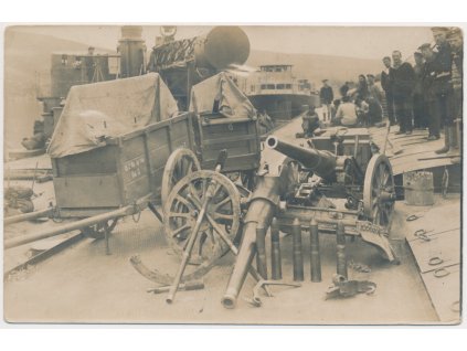 Pohled na válečnou kořist, kterou získal při bojové akci monitor třídy Enns, 1916