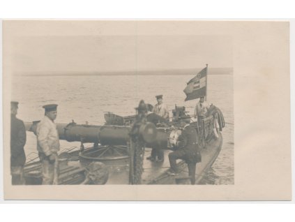 Pohled na torpédomet a obsluhující posádku při výcviku, 1917