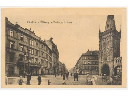 49 - Praha, Příkopy s Prašnou branou, oživená ulice, cca 1915