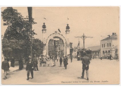 49 - Praha, Slavnostní brána u nádraží cís. F. Josefa, oživená partie, cca 1901