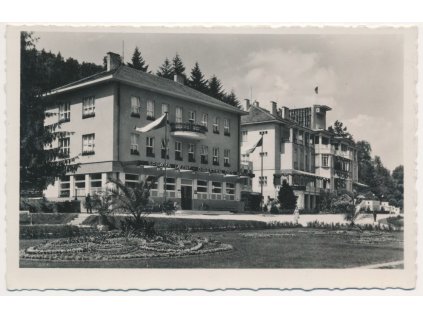 73 - Zlínsko, Luhačovice, Správa lázní a dům B. Smetany, cca 1949