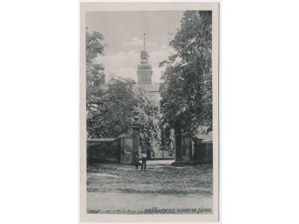 40 - Nymbursko, Rožďalovice, oživená partie před zámkem, cca 1943