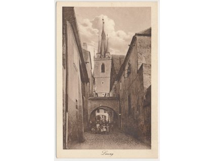 34 - Louny, oživená ulička ke kostelu, cca 1924