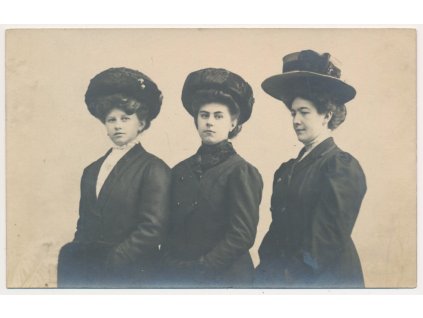 Tři vdovy ve smutečním s velkými klobouky, cca 1920