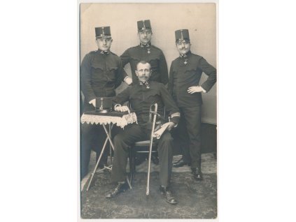 Skupinové foto vojenských důstojníků s šavlí, cca 1915