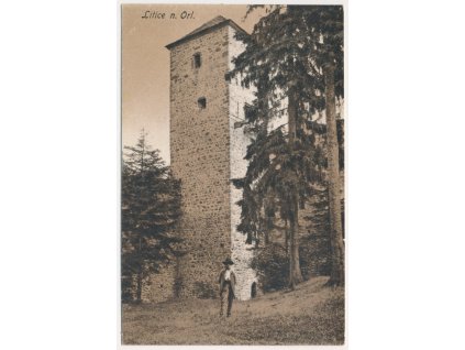 70 - Orlickoústecko, Litice nad Orlicí, oživená partie před hradem, cca 1922