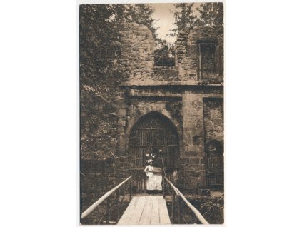 70 - Orlickoústecko, Litice nad Orlicí, oživená partie u hradní brány, 1922