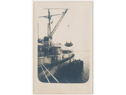 S.M.S. Erzherzog Karl, pohled na bok lodi s jeřábem při nakládání uhlí, cca 1915