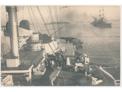 S.M.S. Radetzky, pohled na palubu lodi s děly, cca 1915