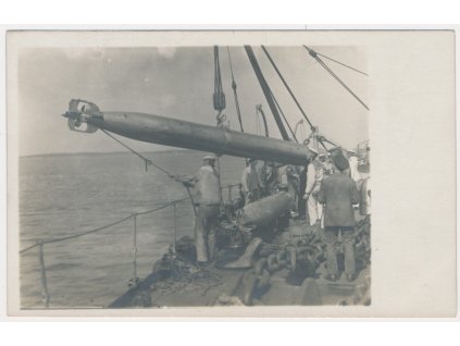 K.U.K. Kriegsmarine, Nakládání torpéd na torpédovou loď, cca 1917