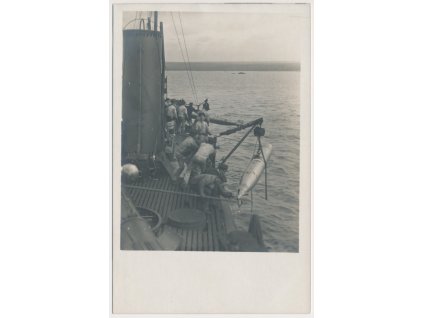 K.U.K. Kriegsmarine, Nakládání torpéd na loď, cca 1917