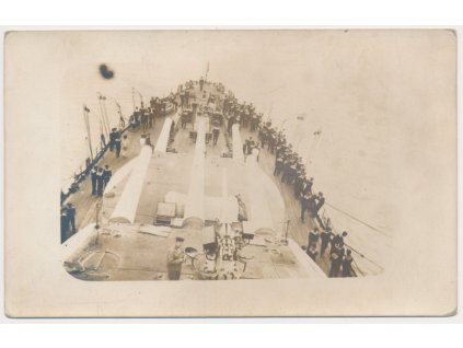 Bitevní loď Tegetthoff, pohled na dělové věže s kanony, cca 1915