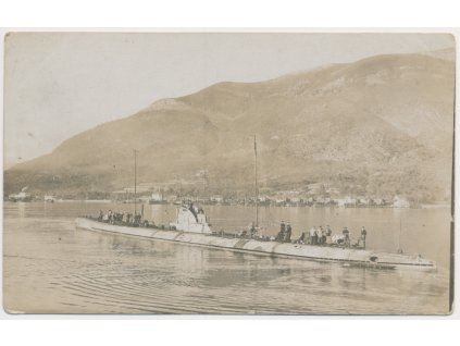 Německá ponorka plující pod vlajkou K.U.K. Kriegsmarine, cca 1915