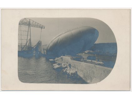 Pohled na sestřelenou italskou vzducholoď Citra di Jesi, cca 1915