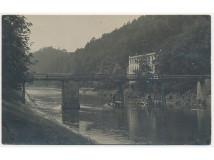 53 - Přerovsko, Teplice nad Bečvou, partie u řeky, most, lázeňská budova, 1924