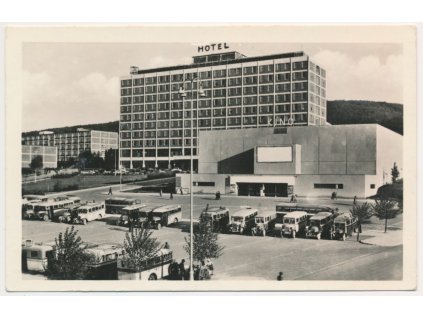 73 - Zlín, Hotel a Velké kino, oživená partie s autobusy, cca 1946