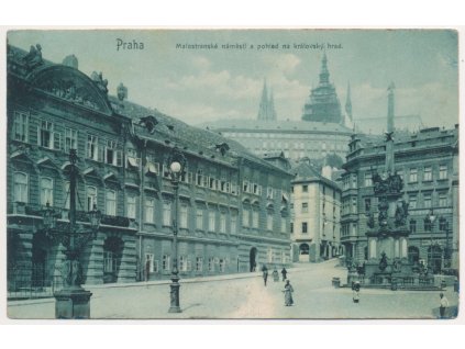49 - Praha, oživené Malostranské náměstí a pohled na hrad, cca 1906