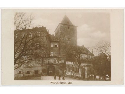 49 - Praha, Černá věž, oživená partie, cca 1928