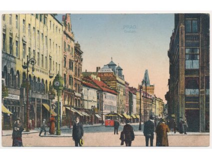 49 - Praha, Příkopy, Graben, Oživená partie z ulice s tramvají, cca 1916
