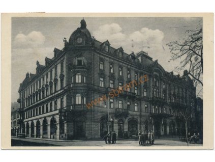 47 - Plzeň, oživená ulice před Grand hotelem Smitka, cca 1940