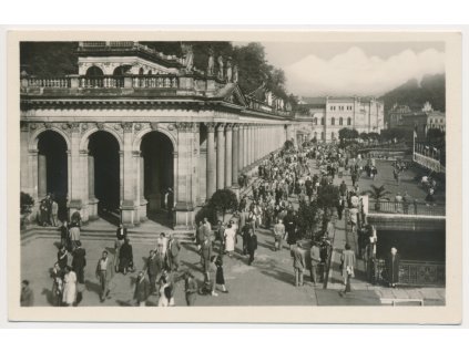 25 - Karlovy Vary, oživená kolonáda, cca 1955