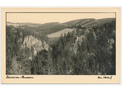 20 - Jablonecko, Návarov, Pohled na zříceninu hradu a okolí, cca 1935