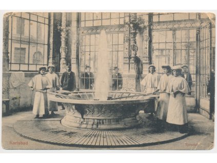 25 - Karlovy Vary, oživená partie u vřídla, cca 1918, vada v růžcích