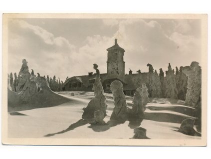 28 - Klatovsko, Hojsova Stráž, zimní partie z vesnice, cca 1958