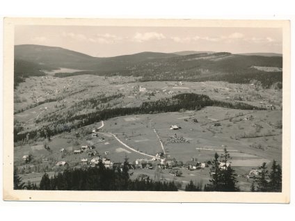 20 - Jablonecko, Příchovice, celkový pohled, v pozadí Polubný, cca 1940