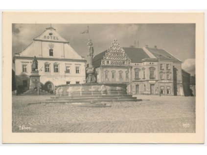 64 - Tábor, partie z náměstí, Hotel, kašna..., cca 1930