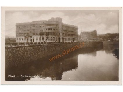47 - Plzeň, pohled od řeky na Denisovo nábřeží, cca 1922