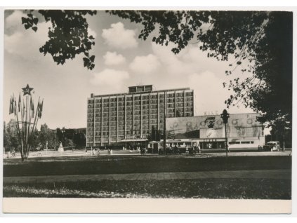 73 - Zlín, Hotel Moskva a Velké kino, cca 1953