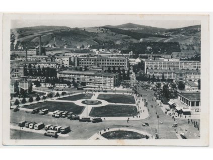 73 - Zlín, Náměstí Práce, lidé, autobusy..., cca 1938