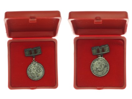 ČSSR, AE dekorace Socialisticky žít, socialisticky pracovat,  smalty, stav 1/1, původní etue