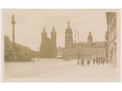 19 - Hradec Králové, oživená partie z Velkého náměstí, cca 1930