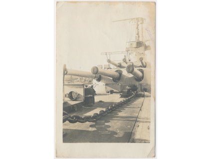 Bitevní loď třídy Tegetthoff, pohled na přední dělové věže s děly, 1915