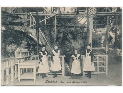 25 - Karlovy Vary, oživená partie u Zámeckého pramene, cca 1901