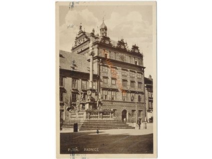 47 - Plzeň, partie před Plzeňskou radnicí, cca 1932...