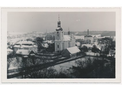 22 - Jičínsko, Libáň, pohled na kostel a okolí, zimní partie, cca 1941