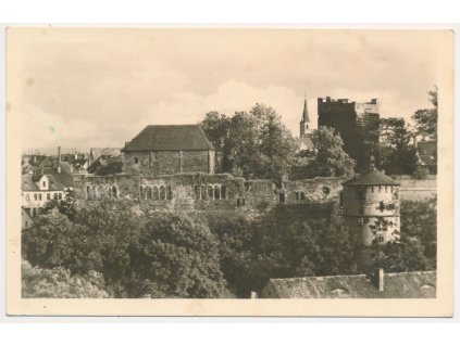 08 - Cheb, pohled na Chebský hrad a hradby, cca 1953