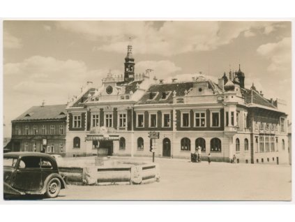 02 - Berounsko, Hořovice, partie s automobilem před radnicí, cca 1956