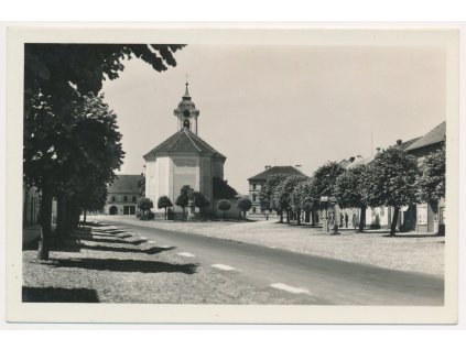 02 - Berounsko, Žebrák, partie z náměstí s kostelem, cca 1936