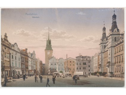 44 - Pardubice, oživená partie z náměstí, cca 1909