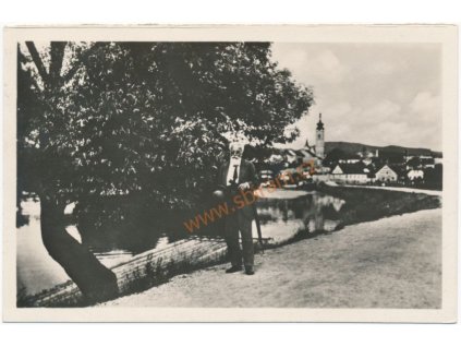 46 - Písek, cesta k vojenské plovárně, prof. O. Ševčík na procházce