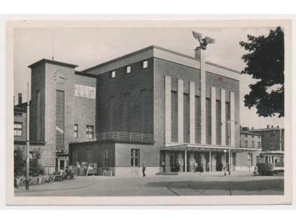 41 - Olomouc, oživená partie před nádražím, cca 1940