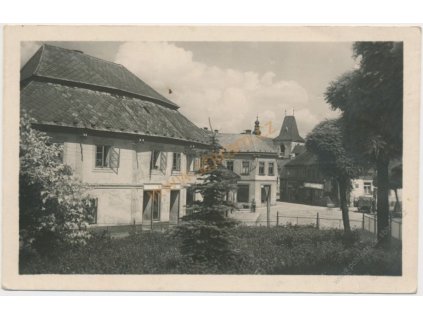 64 - Táborsko, Mladá Vožice, náměstí, v povzdálí kostel sv. Martina se zvonicí, cca 1948