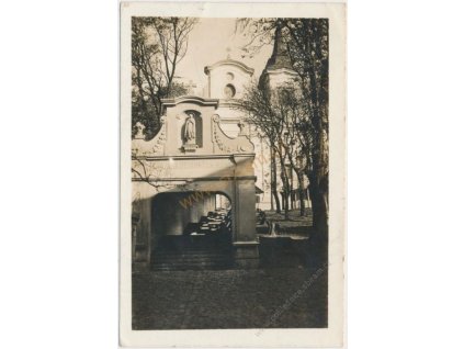 22 - Jičínsko, Nová Paka, partie před kostelem, cca 1963