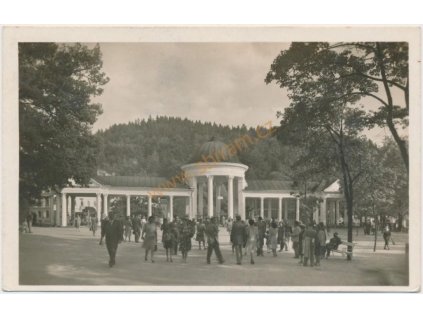 08 - Chebsko, Mariánské Lázně, oživená partie u Rudolfova pramene, cca 1950