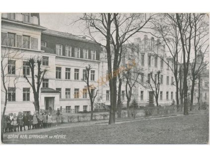 35 - Mělník, oživená partie před Státním reál. gymnáziem, cca 1929