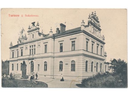 58 - Semilsko, Turnov, oživená partie před Sokolovnou, cca 1905